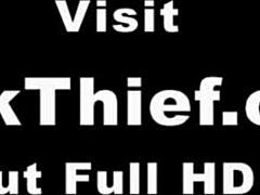 Izzy Lush fast för snatteri får kroppsvisitering och knull av milfofficer och kollega i inbrottssug