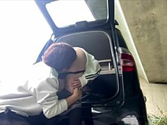 ホーニーな日本のアマチュアカップルが屋外でイチャイチャ、ホテル代なしでセックス！