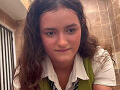 Studentka s velkými prsama se vyprcá s učitelem, aby prošla ekonomikou.