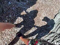 Rdečelaska lepota na plaži hrepeni po intenzivnem pov sesanju in seksu