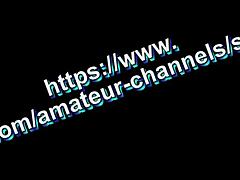 Frina runker gammel roommates pik i toilet til orgasme.