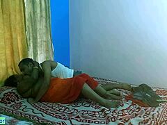 Индийская бенгальская бхабхи звонит подруге поболтать, пока муж на работе, в грязном аудио