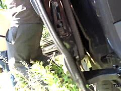 Gorda puta deseja pau no banco de trás de pegada pública, terminando com recompensa de jizz na boca