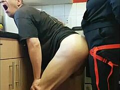 Срамежлив бисексуален тип взема огромен аматьорски кур в девствената си дупка отзад