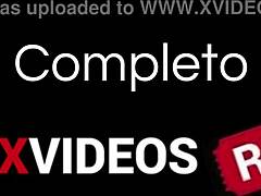 Повикан тип зад скалите на плажа смуче кур.