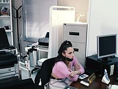 Ginecologo pervertito infila cazzo enorme unto nella figa stretta bagnata per terapia