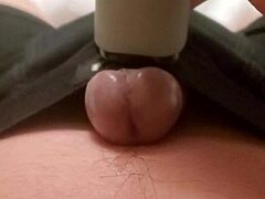 Oh Lelaki, Aku Jalankan Kontol Tu Sampai Air Mani Mengalir Macam Hujan Dalam Urutan Tangan Gay Ni