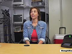 O apuc pe tipa cu sâni mari și o fut