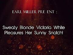 Sweaty Blonde Victoria White Pleasures Her Sunny Snatch!