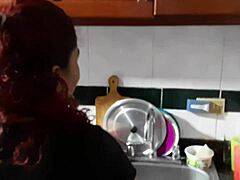 Interrumpo A La Señora Del Servicio Mientras Lava Los Platos Para Que Chupe Mi Polla