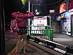 ¿Por qué esta exhibicionista trans enseña su minifalda al aire libre como puta pública en tacones altos?
