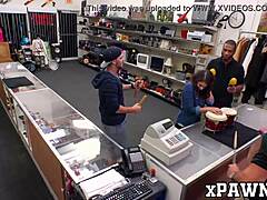 Cewek Pawnee Kitty Catherine nyedot kontol besar dan ngentot di kantor