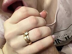 マスターが奇跡のフェラテクを軽いチンポマッサージで指導。夫が見守る従順妻がキスと舌で腹を舐め回す。