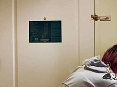 Эмо тин жестко трахает большую жопастую куклу отчима дилдо в дикой сессии с игрушками.