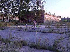 Milf tetona se desnuda al aire libre mostrando gran culo bajo falda