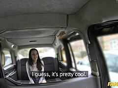 Шофьорът на фалшивото такси чука на задната седалка с огромен хуй и еякулация