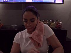 أوه وااو، هذا المتعة الشريرة في غرفة المسرح مع صديقي وأم كوغار ذات الصدر الكبير شينا رايدر تتحسن في الجزء 2