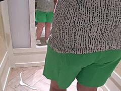 Caméra cachée espionne une milf russe ronde essayant des shorts en cabine d'essayage.
