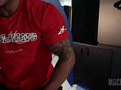 a porta estava aberta e meti rola no puto vendado com gosto