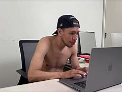 madrastra tetona intenta tutoriales de maquillaje pero termina haciendo porno con hijastro