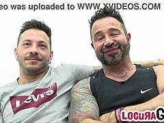Oh god, geile gays John Brachalli ramt Martín Mazza hard op de bank bareback