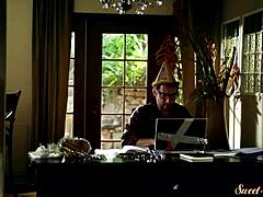 Glamurozna beba dobija intenzivno jebanje pičke i masivni teret sperme