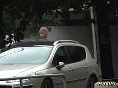 Nemška mačeha presenetljivo pobrana za zunanji seks, ampak je zanimivo