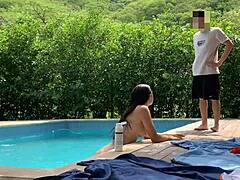 Natasha und Megan sonnen sich draußen nackt mit glücklichem Kerl