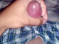 Tocando mais uma punheta