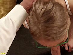 Mostohapa durván baszta a szűk 18+ seggét mélytorokkal és szájba seggel