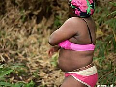 ホーニーなデブ義母が濡れたマンコをバックでステップソンとパブリックファームで楽しむ