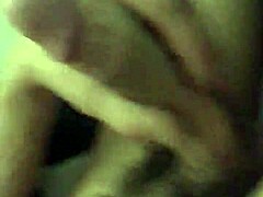 Soolokundi esittelee sykkivää kyrpäänsä kotitekoisessa amatöörivideossa.