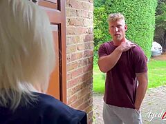 Лейси се справя с трудна ситуация с голям предмет по време на обаждането си