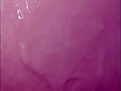 زوج جامعي يلمح إلى لحظات حميمة في إعداد مرحاض