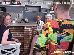 Młody facet traci dziewictwo w lokalnym barze!