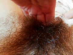Amatőr pár felfedezi a szőrös punci dugást közelről cumshot-tal a nagy csiklóra