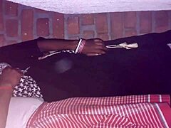 Kawan perempuan kampung India dikongkek keras