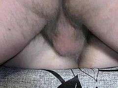 Stor creampie inde i utro behåret fisse-kone!