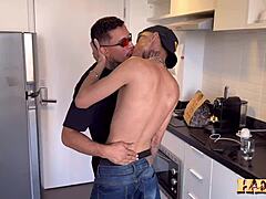 Cheguei Do Rolê E Ofereci Uma Mamada Pro Entregador E Ele Acabou Comendo Meu Cuzinho Meu Namorado Chegou E Pegou No Flag