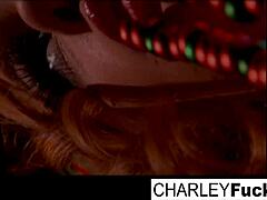 Charley ve seksi kız arkadaşı büyük memeler açıkken siliyor