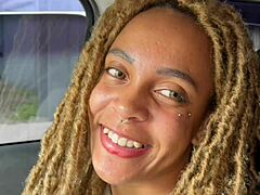 Luna the brunette college teen 18+ gets crazy and safadinha in deepthroat action