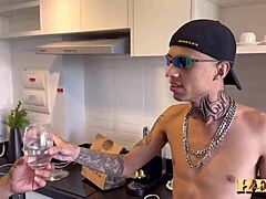 Cheguei Do Rolê E Ofereci Uma Mamada Pro Entregador E Ele Acabou Comendo Meu Cuzinho Meu Namorado Chegou E Pegou No Flag