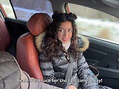 ブラウンの女が車内で激しいバックセックスをリスクして、メトロで顔に精液まみれで歩く。