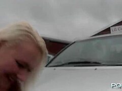 Hé kijk eens naar deze Britse blonde die tieten laat zien en plast in het openbaar buiten