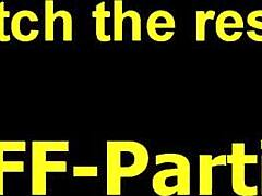 Jalkapallovalmentaja saa monsterkurin ryhmäaktion uniformu-tyttöjen kanssa hardcore-nelosessa suihkuttelulla