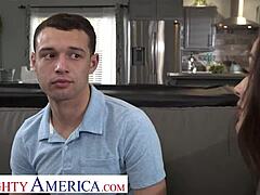 Русская милф Кристал Раш сосет молодой большой хуй