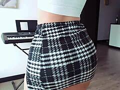 헤이, 귀여운 18+ 라티나, 왜 웹캠에서 그렇게 춤추는 거야?