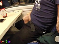 Op de bewegende trein wordt deze geschoren amateur vent in reality publiek setting geil en probeert zijn derde cumshot van de dag met grote pik solo gay actie. Helaas onderbroken voor aankomst station.