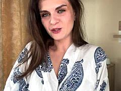 Macecha s obřím kokotem říká olízej mi mléčné bradavky teď nevlastní synu