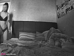 Rejtett kamera lesi a pici 18+ csajt privát voyeur szesszióban a fiatal 18+ feleséggel